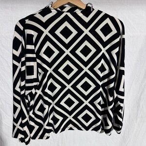 Travelers by Chico’s  geometric diamond pattern top Size 1 or US M